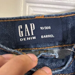 GAP Barrel Jeans 10/30R High Rise Stud Detail Raw Hem Cropped thumbnail 2