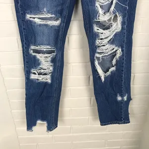 American Eagle High Rise Distressed Mom Jean Size 2 thumbnail 4