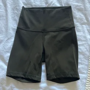 Lululemon Wunder Train Shorts 6” Green thumbnail 1
