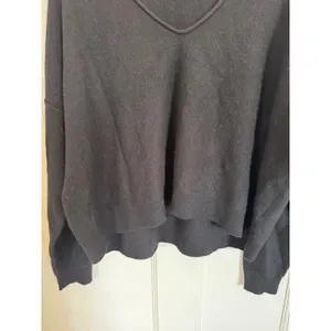Pilcro Valani black cashmere v-neck sweater size medium thumbnail 2