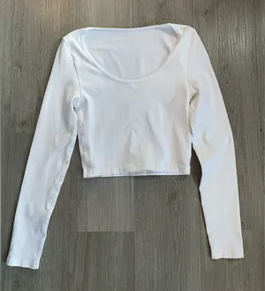 OQQ White Scoop-neck Long Sleeve Crop Top Size Small thumbnail 1