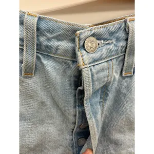 Levi's Shorts Women 30 Light Wash High Rise Denim Distressed Button Fly thumbnail 4