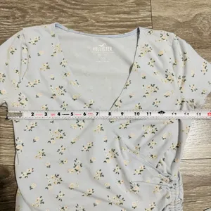 Hollister Light Blue Floral Baby Tee Small Wrap Side‎ Tie V-Neck Short Sleeve thumbnail 9