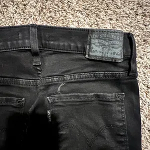Levis‎ 311 Shaping Skinny Jeans Womens 29 Black Mid Rise Stretch Denim Pants thumbnail 5