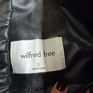 Wilfred Aritzia Black Leather Leggings‎ Size Small thumbnail 2