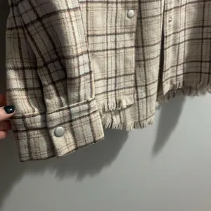 NEW IN Oversized Flannel Button Down Plaid Jacket Raw Hem NWT Tan Size M thumbnail 5
