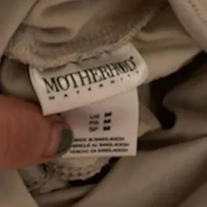 Motherhood Maternity White cargo pants thumbnail 4