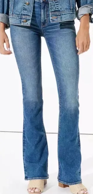 American Eagle Hi-Rise Artist Flare Jeans SIZE 2 Short Medium Wash Super Stretch thumbnail 1