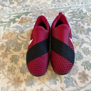 Women’s Size 7 Red Nikes thumbnail 2