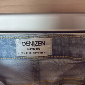 Denizen for Levi’s Women’s Mid-Rise Boyfriend Light Wash Distressed Jeans Sz 18 thumbnail 10