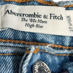 Abercrombie & Fitch 80s Mom‎ High Rise High Waisted Medium Wash Distressed Jeans thumbnail 6
