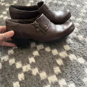 Clarks Bendables Shoes Womens‎ Size 8M Brown Leather Slip On Heel Comfort Zipper thumbnail 2