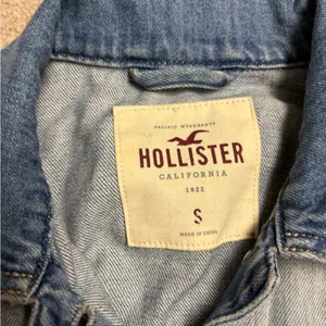HOLLISTER Women's Distressed Tie Dye Destroyed Denim Jean Jacket Size Small thumbnail 2