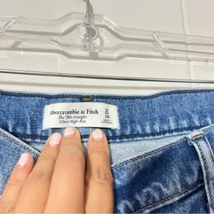 Abercrombie & Fitch The ’90s Criss Cross Ultra High Rise Slim Straight Jeans 32 thumbnail 4