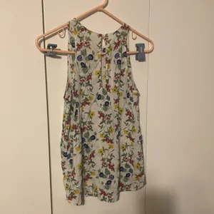 Old Navy Women’s Size Medium Floral Short Sleeve Top thumbnail 3
