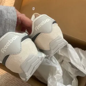 Reebok Classic Low-Top Sneaker in White, Light Gray & Black thumbnail 8