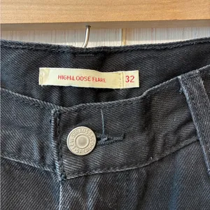 Levi's HIGH LOOSE FLARE Black Denim Wide Leg‎ Jeans Size 32 thumbnail 2