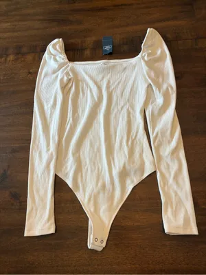 Abercrombie and Fitch Bodysuit Women’s Medium White Long Sleeve Square Neck NWT thumbnail 1