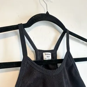 Aritzia Sunday‎ Best | SinchSeamless™ Rib Racerback Crop Top in Black thumbnail 4