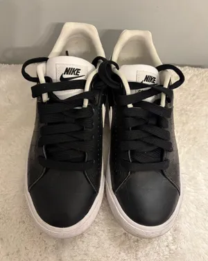Black Nike sneakers  thumbnail 1