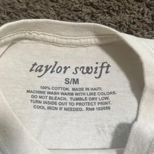 Urban Outfitters Taylor Swift Folklore Album Tee S/M thumbnail 4