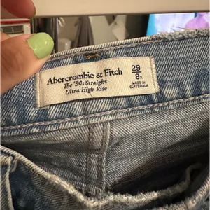 Abercrombie & Fitch The 90s Straight Ultra High Rise Jeans thumbnail 4