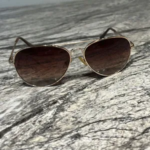 Chic Gold Aviator Sunglasses thumbnail 6