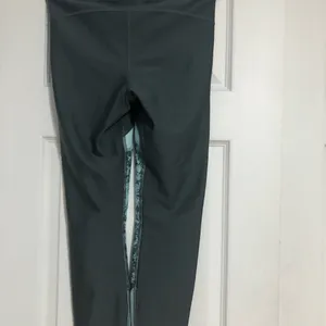 Under Armour grey teal compression cropped leggings size‎ medium activewear thumbnail 5