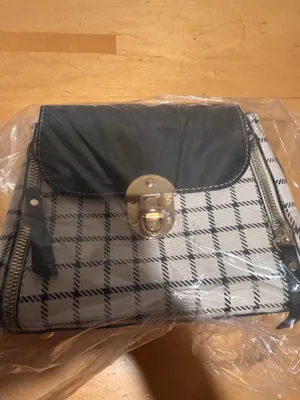 Stylish and elegant handbag in good condition. Perfect for everyday use, work, shopping, or going out. Spacious enough to carry your essentials and easy to match with different outfits. Please check the photos for the exact condition and details. thumbnail 5