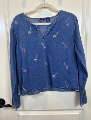 Vintage Agapo Womens Denim Shirt Size XL Embroidered Flowers Boho Cottage Top thumbnail 1
