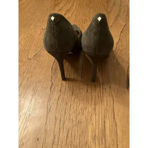 Sam Edelman Gray Suede Pointed Toe Stiletto Pump US 7.5 thumbnail 3