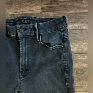 MOTHER DENIM - High Waisted Looker Ankle Fray in Blackbird thumbnail 7