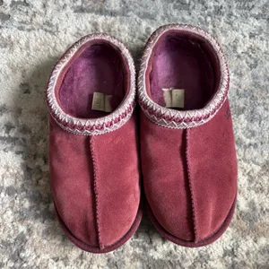 Women’s fuchsia pink Ugg Tasman slippers size 6 thumbnail 2