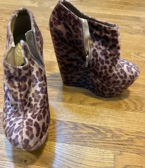 Disko | Fuzzy Leopard Print Wedge Platform Heels Women’s Size 9 Zip Up Sides Tan thumbnail 1