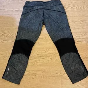 Nike Dri-FIT Capri running leggings with a black and gray geometric print and me thumbnail 8