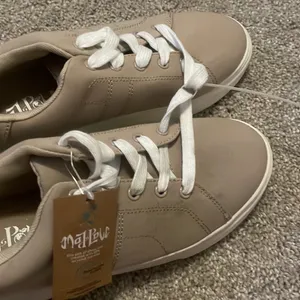 Mad love comfortable walking shoes canvas tan size 9 new thumbnail 3