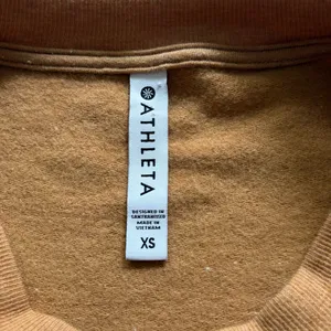 NWT! Athleta Crewneck Sweatshirt in Tuscan Gold thumbnail 6