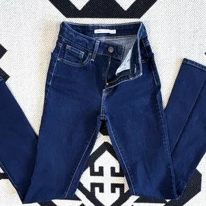 Levi’s 725 High Rise Bootcut Jeans in Cast Shadows - Dark Wash Size 23 thumbnail 10
