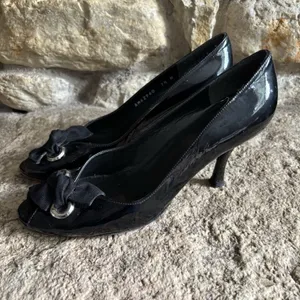 STUART WEITZMAN Black Patent Leather Peep Toe Ribbon Bow Pumps Heels 7.5 thumbnail 4
