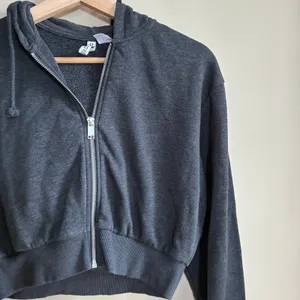 H&M Divided Cropped Zip Up Hoodie Small Dark Gray Womens Fleece Sweatshirt thumbnail 2