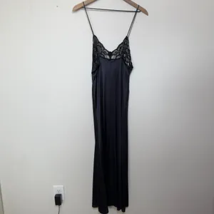 Val‎ Mode Womens Nightgown Medium Black Lace Trim Rose Accent Midi Slip Dress thumbnail 8