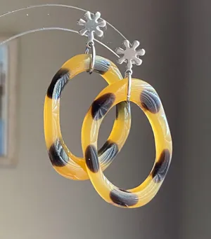 Handmade unique boho vintage funky style tortoiseshell hoop & flower dangle earrings🌼 thumbnail 2