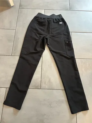 Figs High-Waisted Uman Relaxed Casual Scrub Trousers in Black thumbnail 4