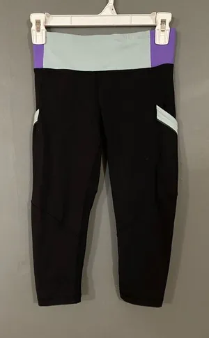 Lululemon Black Mid Rise Capri’s With Pockets Size 2 thumbnail 1