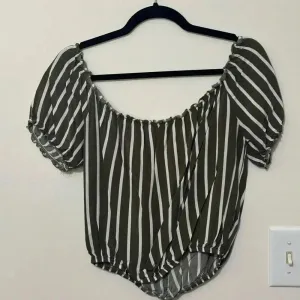 Mi Ami Crop‎ Top Stripes Green Size M thumbnail 3