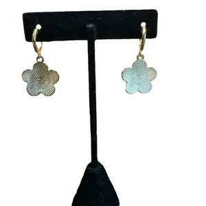 3/$20 Daisy‎ Flower Earrings “you pick 3” thumbnail 4