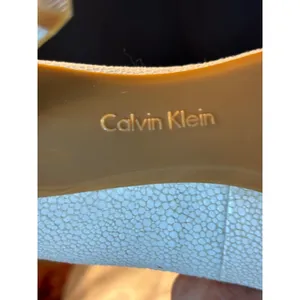Calvin Klein White Textured Pointed Toe Stiletto Pumps Heels Silver Logo Accent thumbnail 6