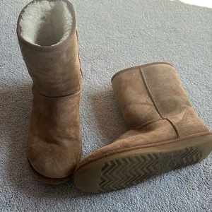 UGG Classic short. Chestnut. Size 8 thumbnail 1