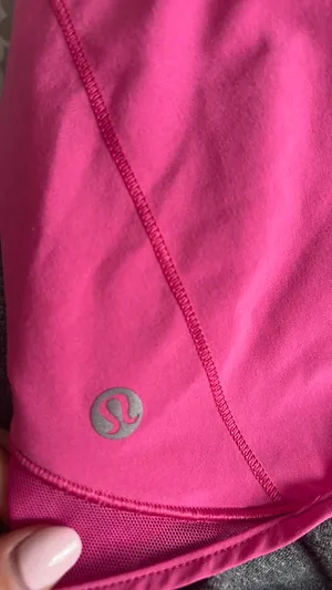Lululemon Shorts Hotty Hot 4" Low-Rise 4 Sonic Pink thumbnail 2