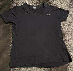 Nike Womens medium  T-shirt thumbnail 1